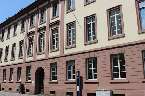 Foto des Eingangsbereichs des Arbeitsgerichts Karlsruhe.