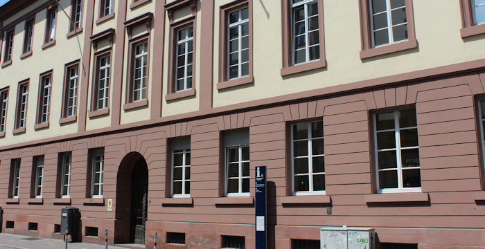 Das Foto des Arbeitsgerichts Karlsruhe ist verlinkt und leitet Sie zur Seite Leitung weiter.